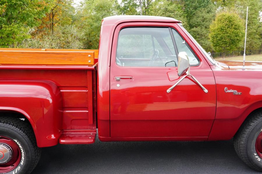 Детали экстерьера Dodge D100 Custom Pickup 1979 года  (фото 16 из 92)